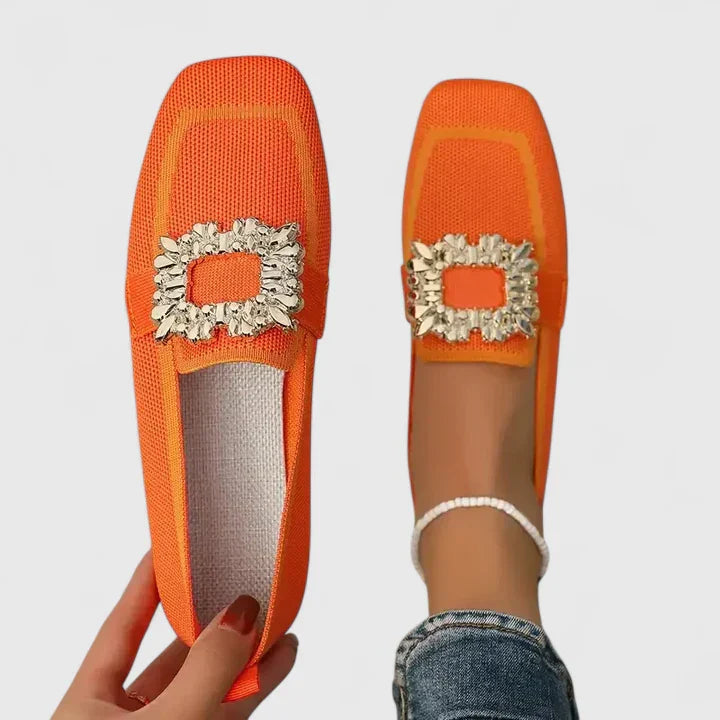 Kvinnors eleganta slip-on loafers. Platta och bekväma skor för vår, sommar och casual stil.