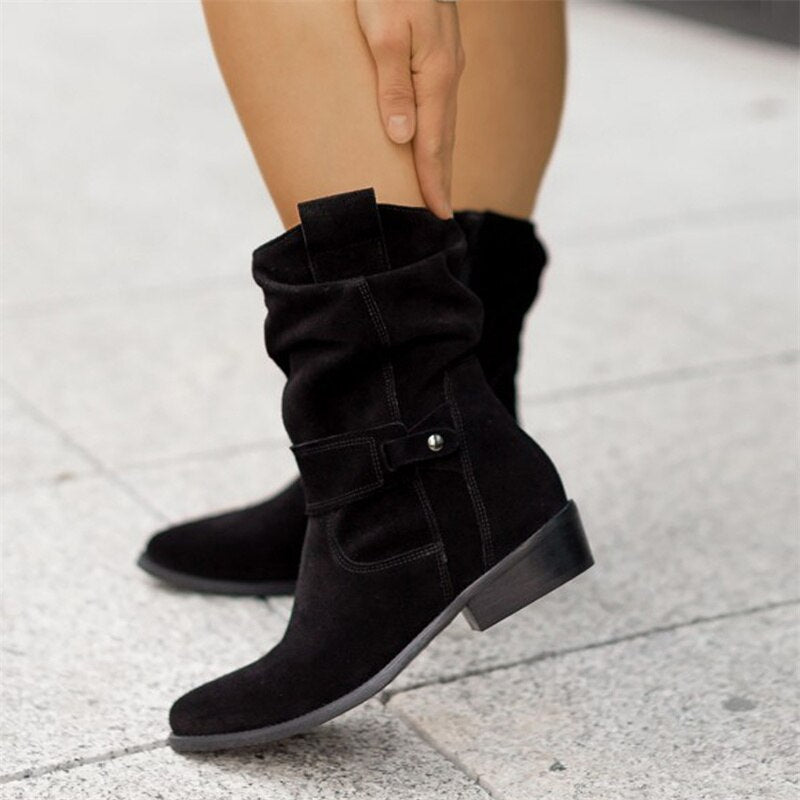 Chica ankelboots i läderimitation, sidoprofil. Bekväma damstövlar med låg klack, idealiska för hösten.