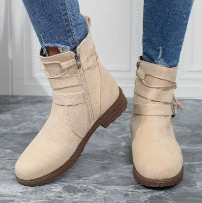 Damankelstövlar i beige PU-läderstil, stylade med outfit. Bekväma och eleganta.