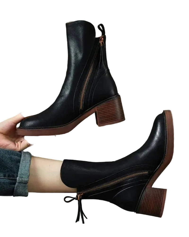 Eleganta svarta damstövlar med fyrkantig klack & rund tå. Tidlösa boots för höst & vintermode.