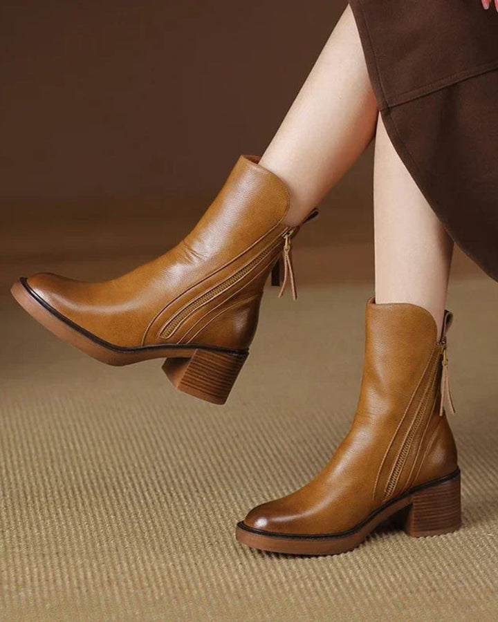 Kvalitativa damstövlar med elegant klack. Svarta boots med tidlös stil för höst, vinter, komfort & fest.