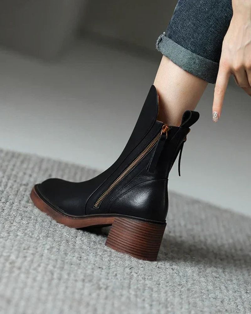 Bruna eleganta klackstövlar för kvinnor. Perfekta vardags- & festskor med tidlös stil och komfort.