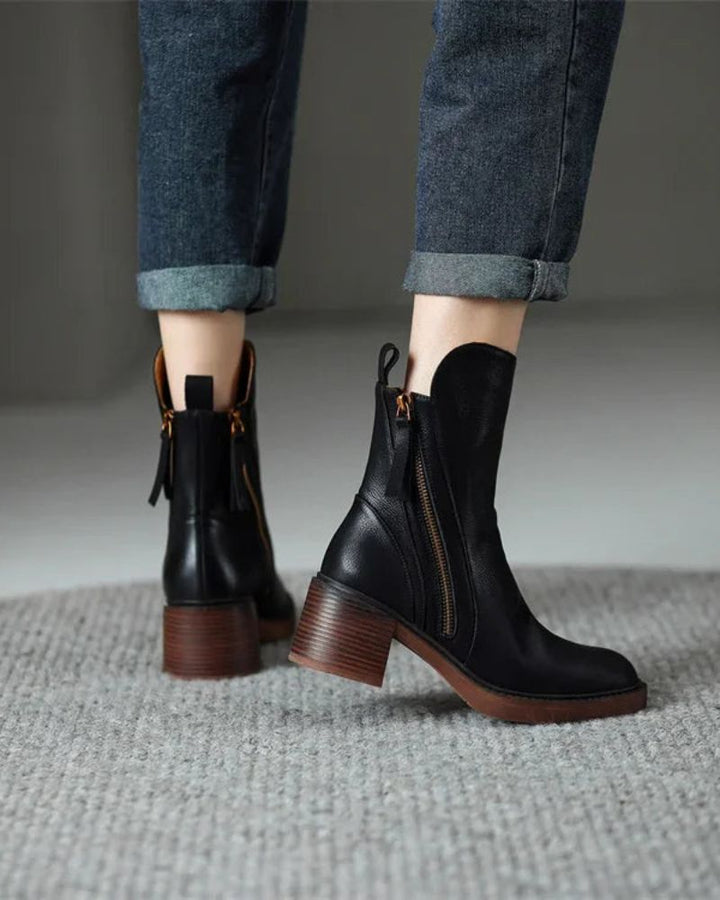Komfortabla & eleganta kvinnoboots med klack. Svarta damstövlar för höst- och vintermode i tidlös design.