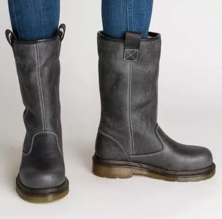 Stilrena damvinterstövlar med elegant design, idealiska för mode och skydd mot kallt väder.