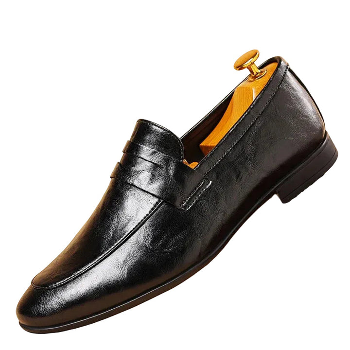 Eleganta svarta herr loafers i läder, perfekta som festskor eller stilfulla vardagsskor. Bekväma slipon.