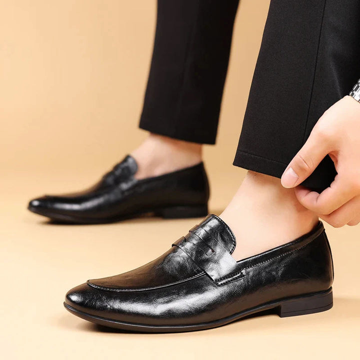 Herr loafers i modern och elegant design, svarta för en sofistikerad look. Bekväma slipon vardagsskor.