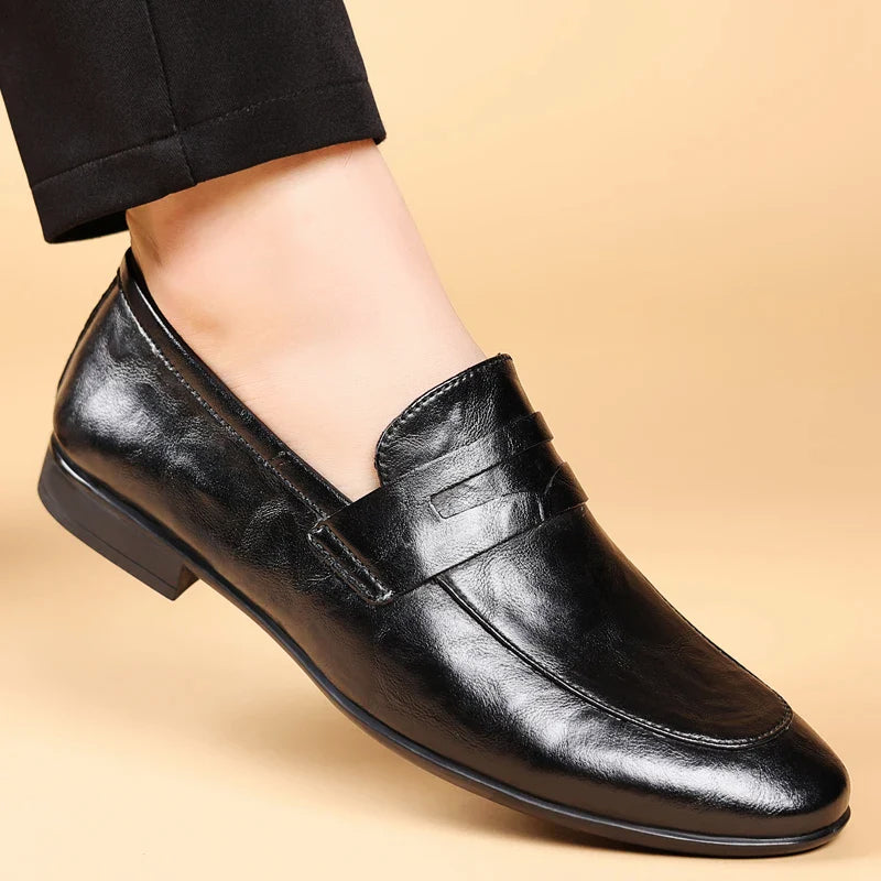 Lyxiga svarta loafers för herr, elegant design och optimal komfort för modeinriktade män. Stilfulla herrskor.