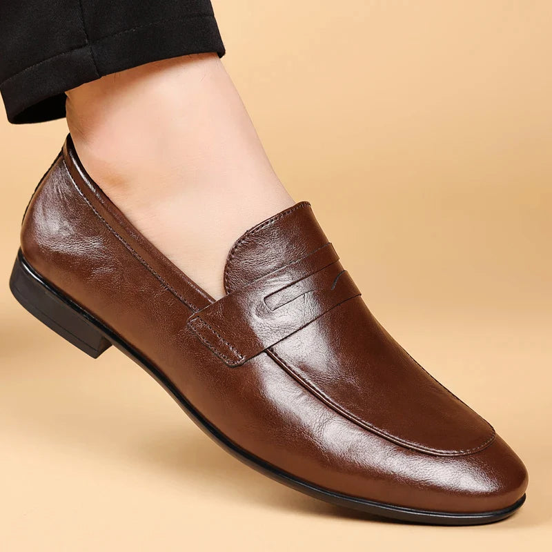 Mångsidiga bruna herr loafers, bekväma vardagsskor som enkelt blir eleganta festskor. Modern stil.