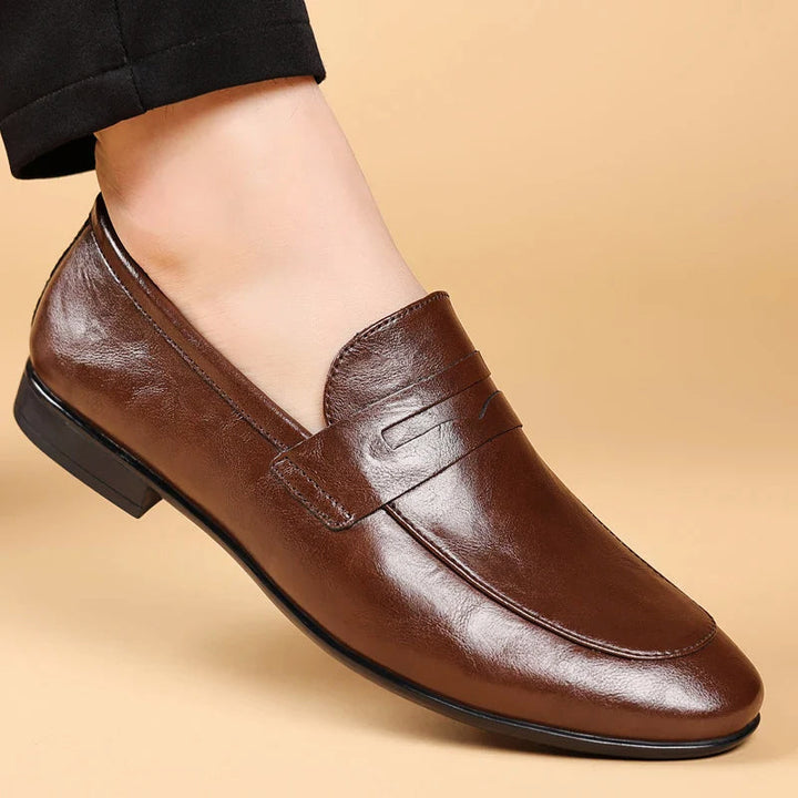 Mångsidiga bruna herr loafers, bekväma vardagsskor som enkelt blir eleganta festskor. Modern stil.