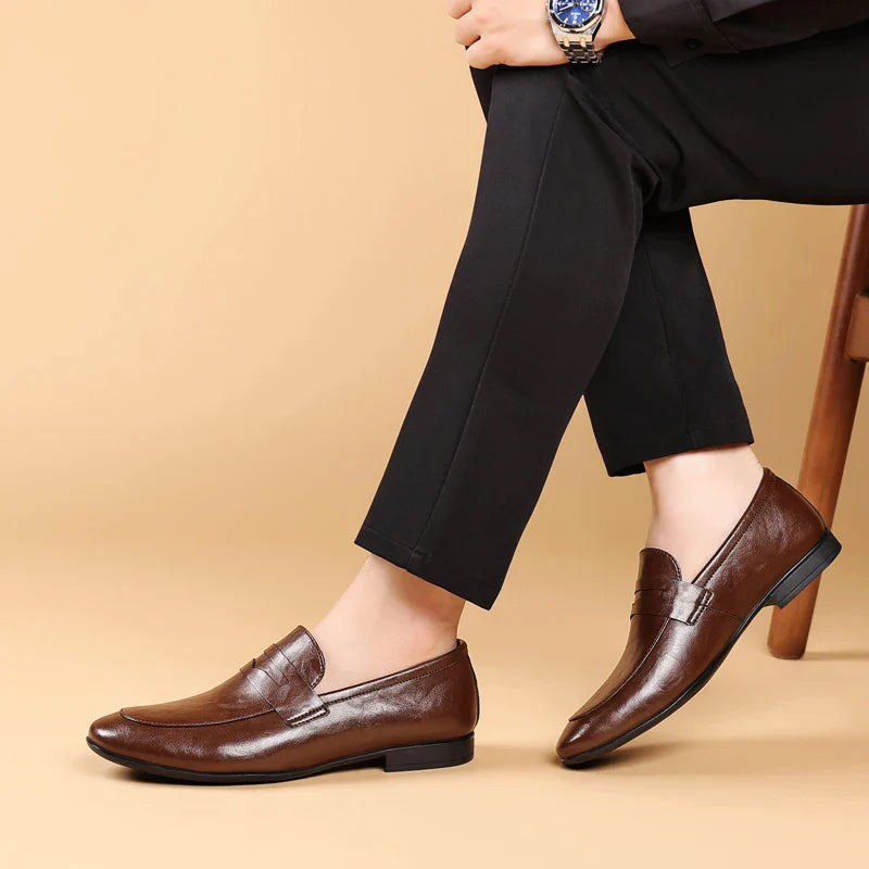 Modern design möter komfort i dessa eleganta slip-on loafers för herr, i klassiskt svart. Perfekt för fest.