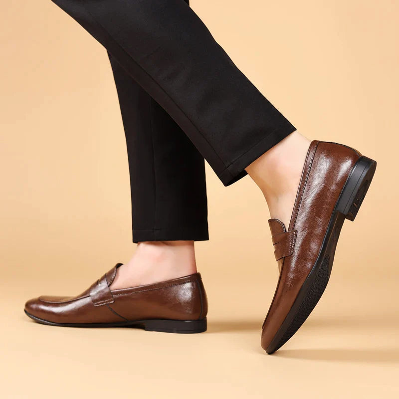 Bekväma herr loafers i elegant svart, idealiska vardagsskor som höjer din stil. Optimal komfort, slipon.