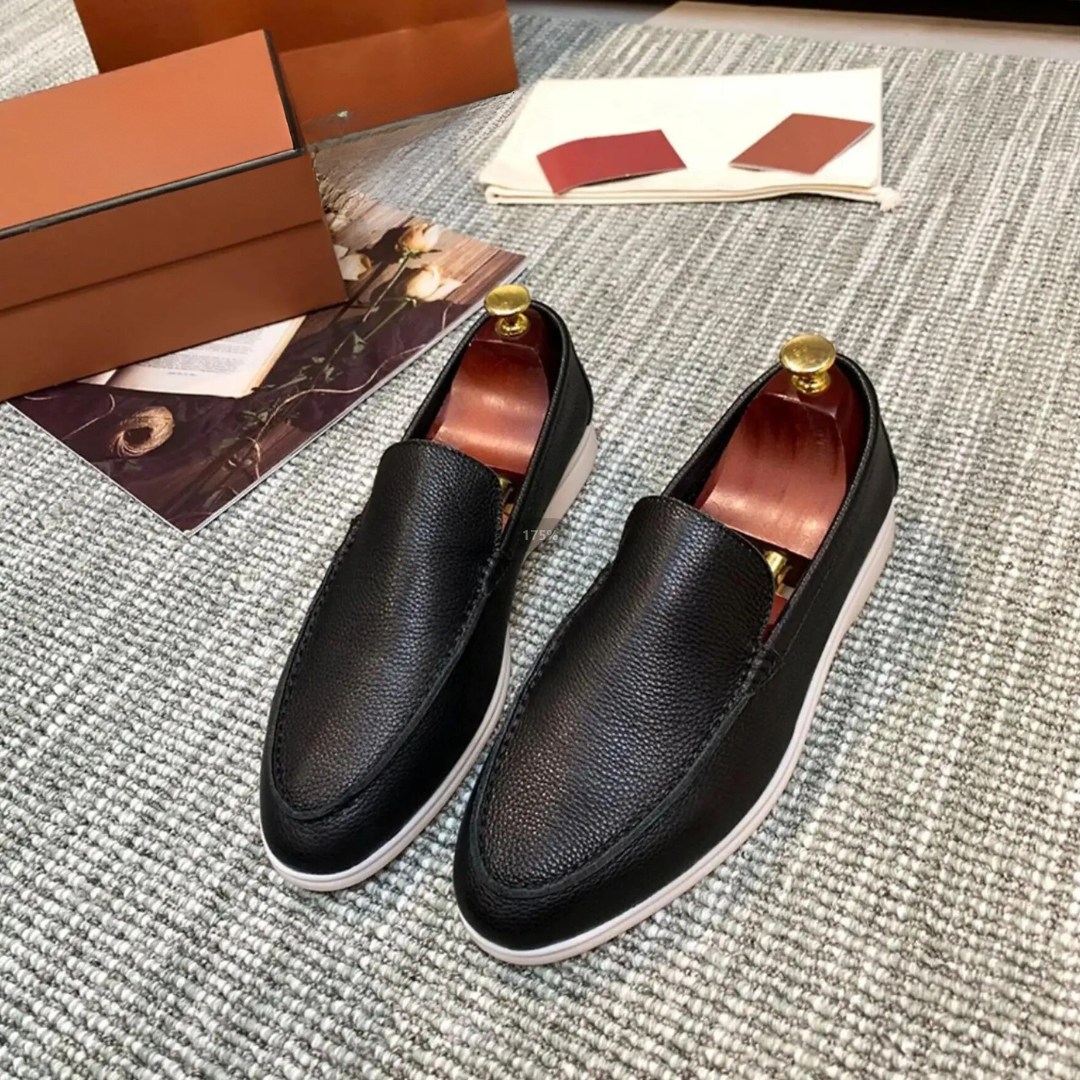 Eleganta svarta herr loafers, klassiska moccasiner i läder för vardag och finsko, bekväm slip-on stil.