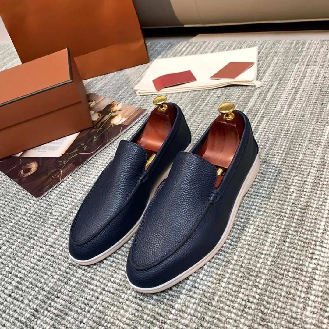 Bekväma bruna slip-on moccasiner för män, stilren vardagssko i klassisk design, idealisk för dagligt bruk.