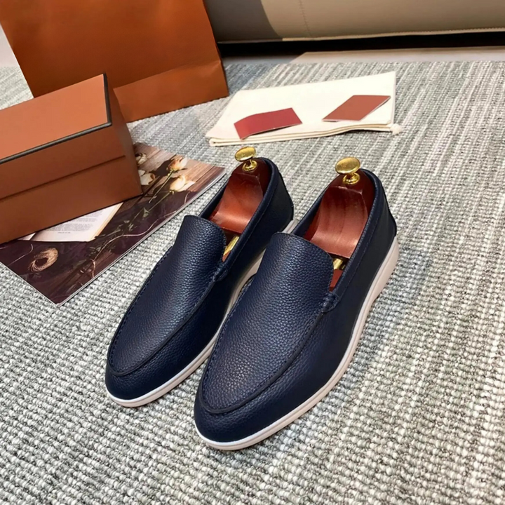 Bekväma bruna slip-on moccasiner för män, stilren vardagssko i klassisk design, idealisk för dagligt bruk.