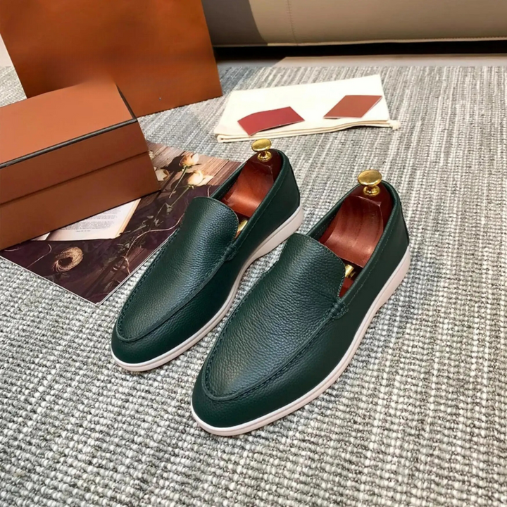 Stilrena herr moccasiner i högkvalitativt läder, klassiska loafers för män med elegant och tidlös design.