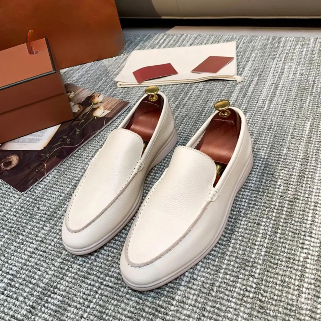 Klassiska svarta loafers med tofsar för män, eleganta slip-on moccasiner som finsko eller stilren vardagssko.