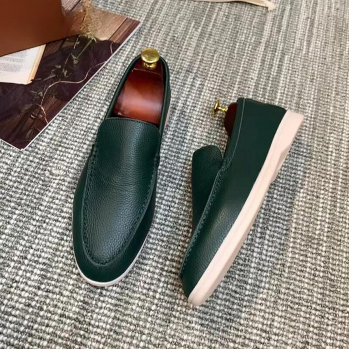 Klassiska eleganta herr moccasiner, bekväma loafers i äkta läder, perfekt som stilren vardagssko för män.