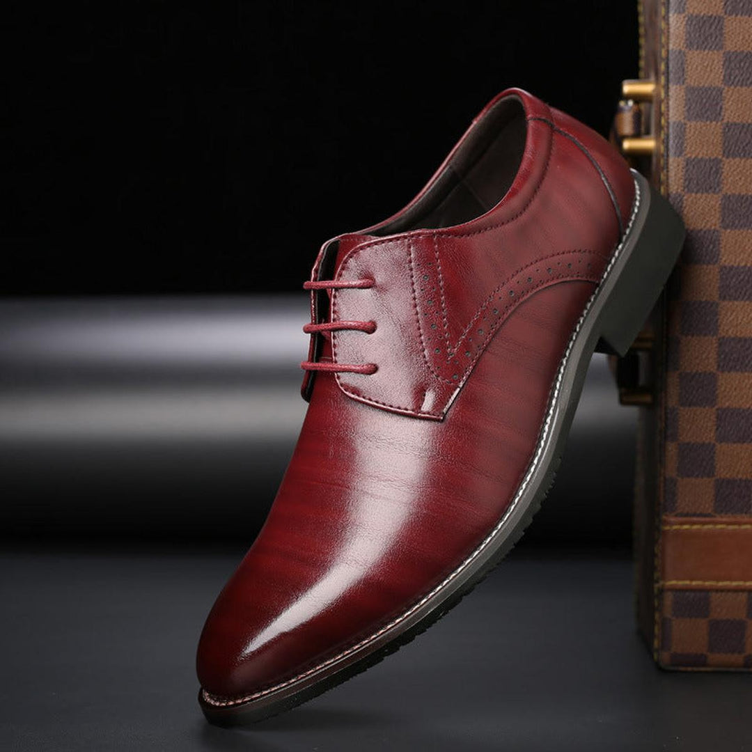 Mäns stiliga snörskor i mörkbrun. Mångsidiga formella skor för smart casual och kostym. Bekväma.