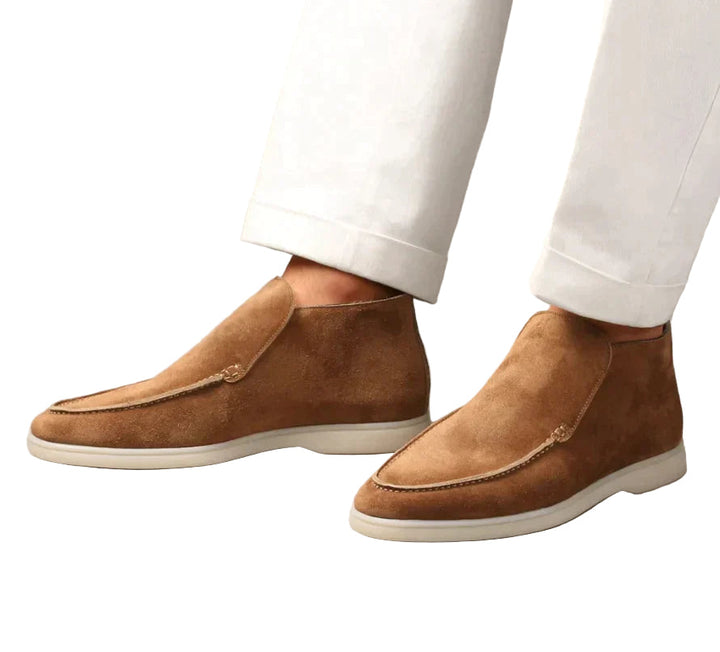 Eleganta svarta herrloafers i klassisk slip-on design, perfekta för både formella och avslappnade tillfällen.