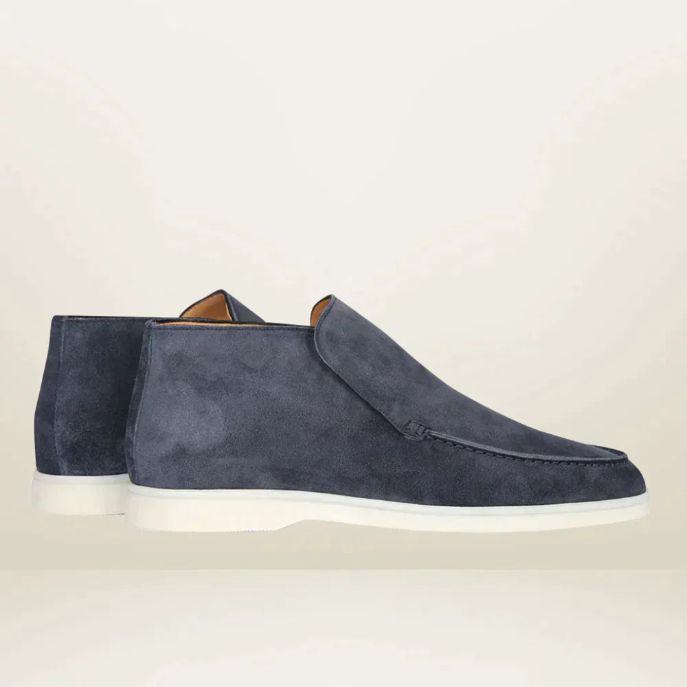 Herrskor i loafermodell, eleganta och bekväma slip-on skor som passar utmärkt för både kontoret och fritiden.