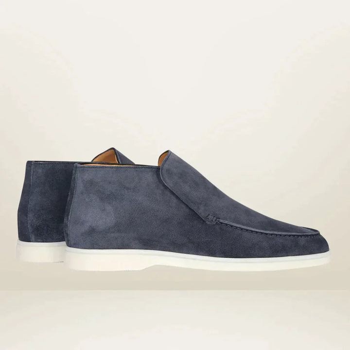 Herrskor i loafermodell, eleganta och bekväma slip-on skor som passar utmärkt för både kontoret och fritiden.