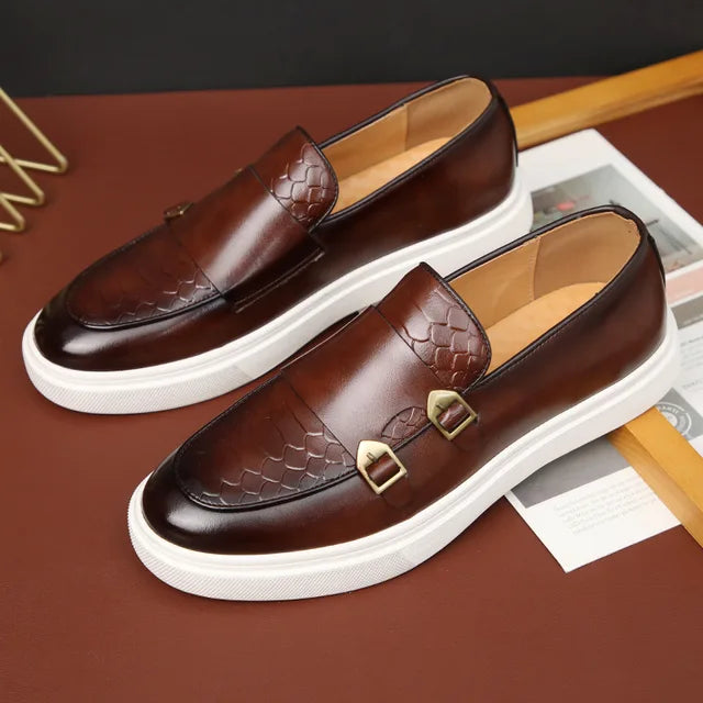 Detaljbild av svarta loafers i högkvalitativt läder, elegant design för herrskor. Mångsidiga och bekväma, perfekta för jobbet.