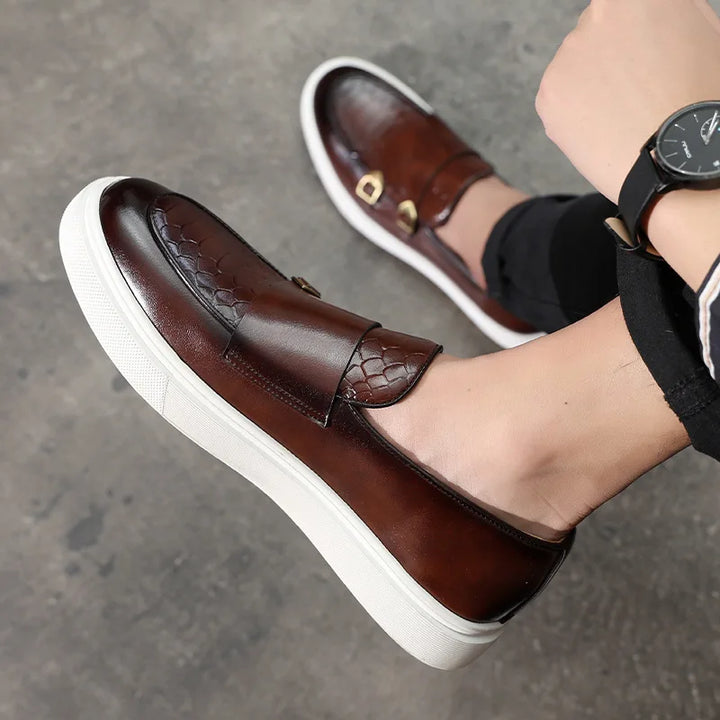 Man bär stilfulla bruna loafers med kostym, formella herrskor som erbjuder både komfort och elegans för affärsmöten.