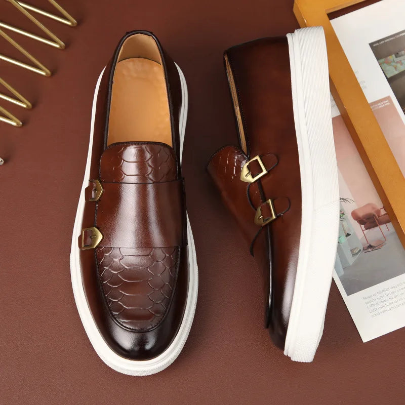 Klassiska svarta herrloafers, bekväma och mångsidiga skor som passar alla tillfällen. En elegant favorit för herrmode.