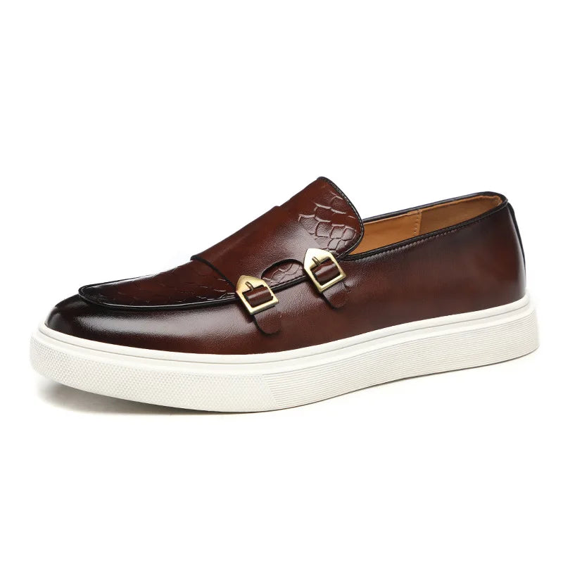 Två par eleganta herrloafers, en svart och en brun, visar mångsidigheten i dessa bekväma vardags- & formella skor.