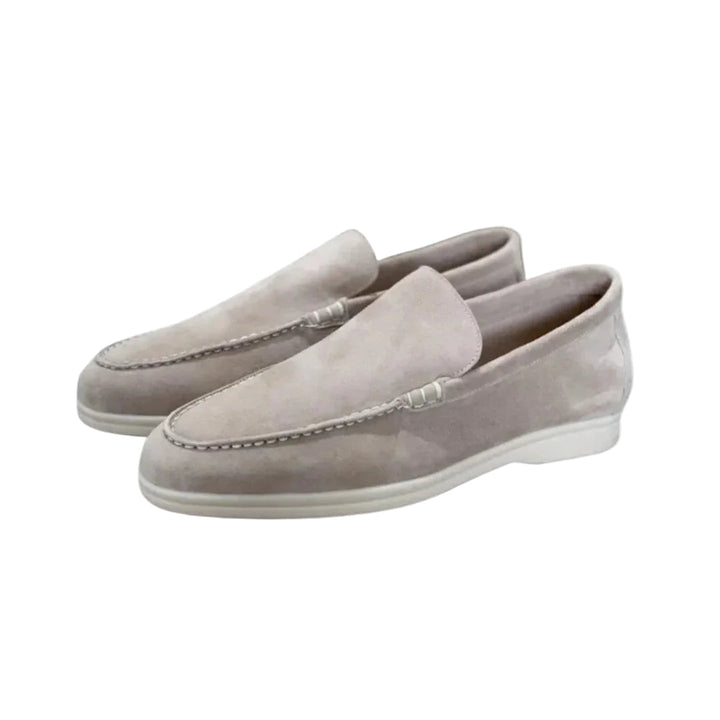 Eleganta svarta herrloafers i läder, perfekta för stilren komfort vid formella och avslappnade tillfällen.
