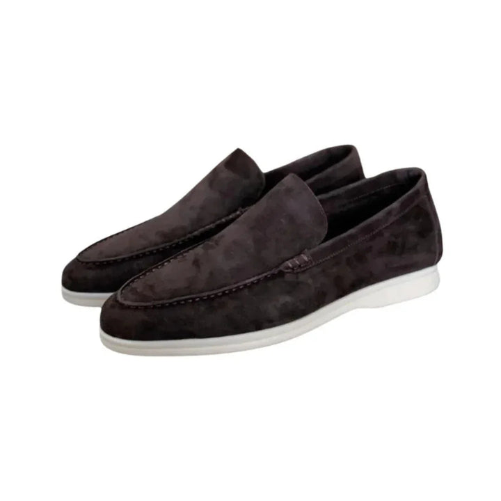 Mångsidiga herrloafers på fötter, idealiska för en elegant look i vardagen och vid festliga tillfällen.