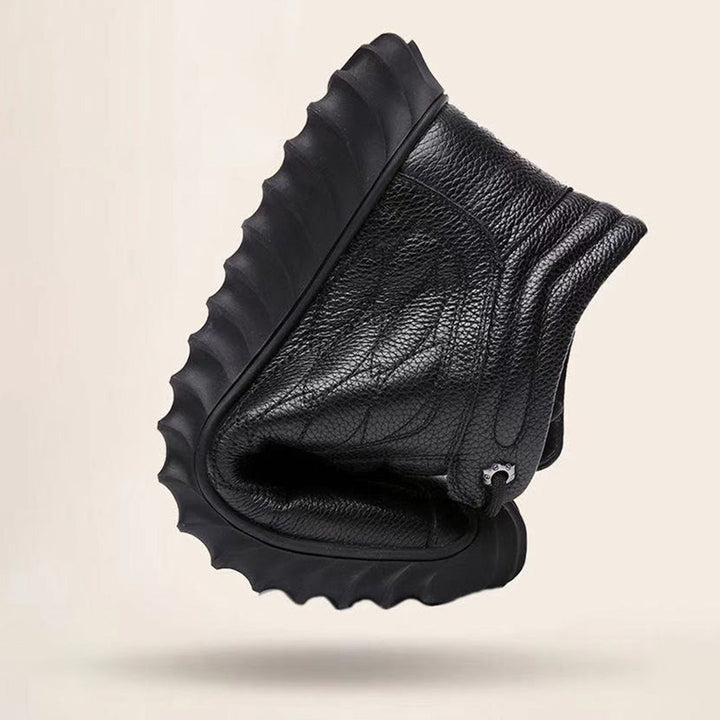 Exklusiva svarta herrvinterskor, symboliserar tidlös stil, komfort och elegans för den moderna mannen.