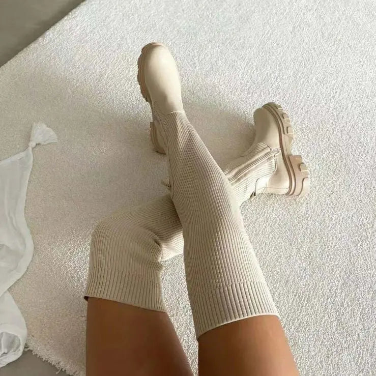 Stilfulla beige knähöga damstövlar som kombinerar elegans och komfort för alla tillfällen.