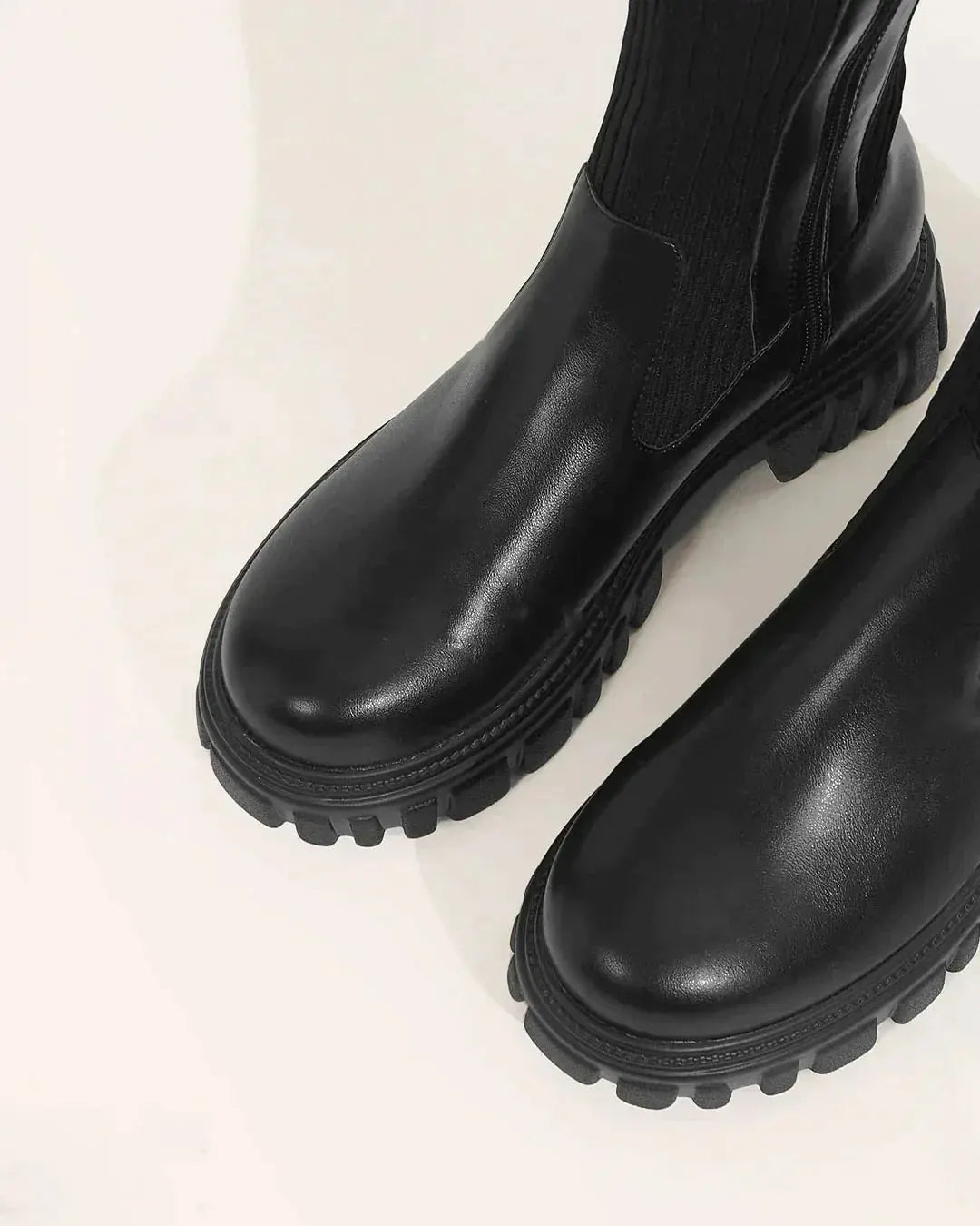 Feststövlar: Chic svarta knähöga stövlar för kvinnor, idealiska för en sofistikerad kvällslook.