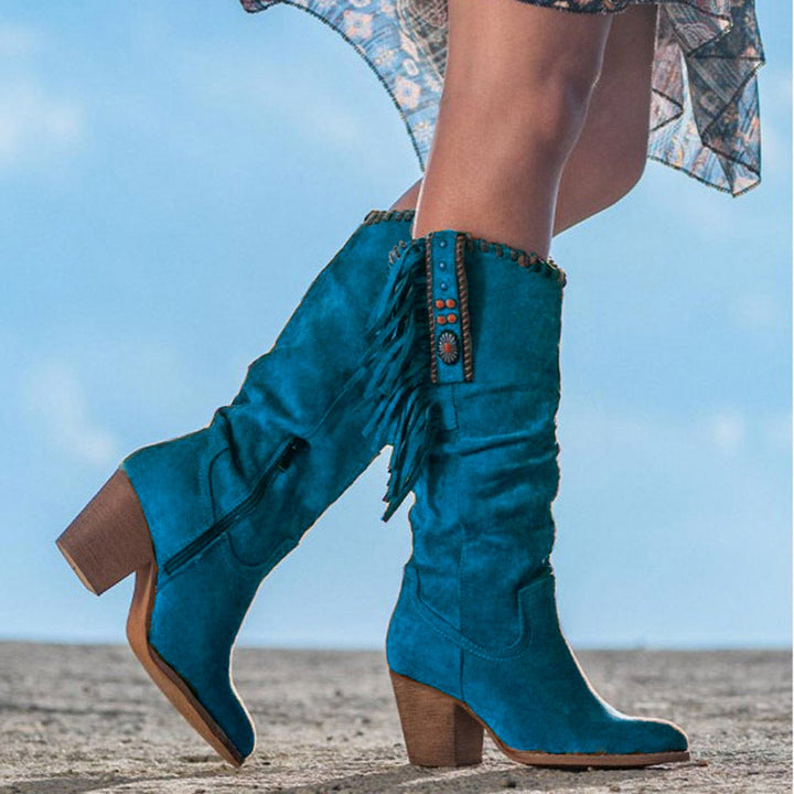 Trendiga knähöga damstövlar i minimalistisk cowboystil med elegant spetsig tå och medelhög blockklack.