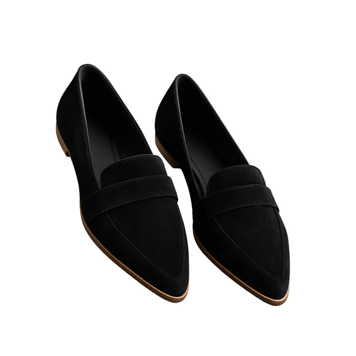 Eleganta svarta kvinnors loafers för stil och komfort. Klassiska vardagsskor med fokus på fotbekvämlighet. Perfekta höstskor.
