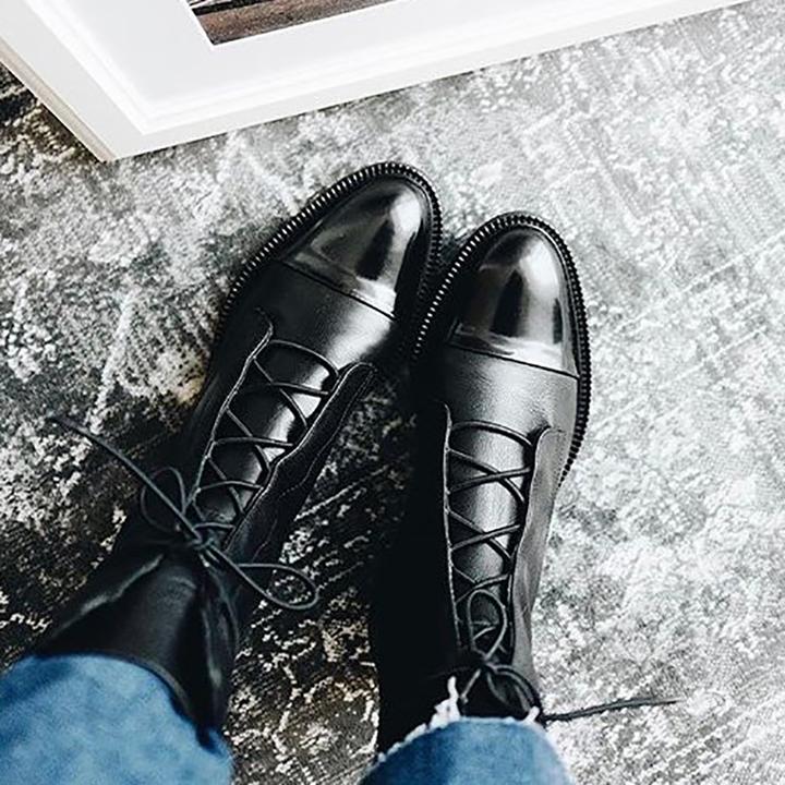 Designade för komfort och elegans: Svarta snörstövlar för kvinnor. Perfekta vinterstövlar & höstmode.
