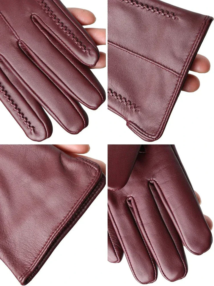 Iögonfallande röda damhandskar. Eleganta och varma modeaccessoarer för kalla vinterdagar.
