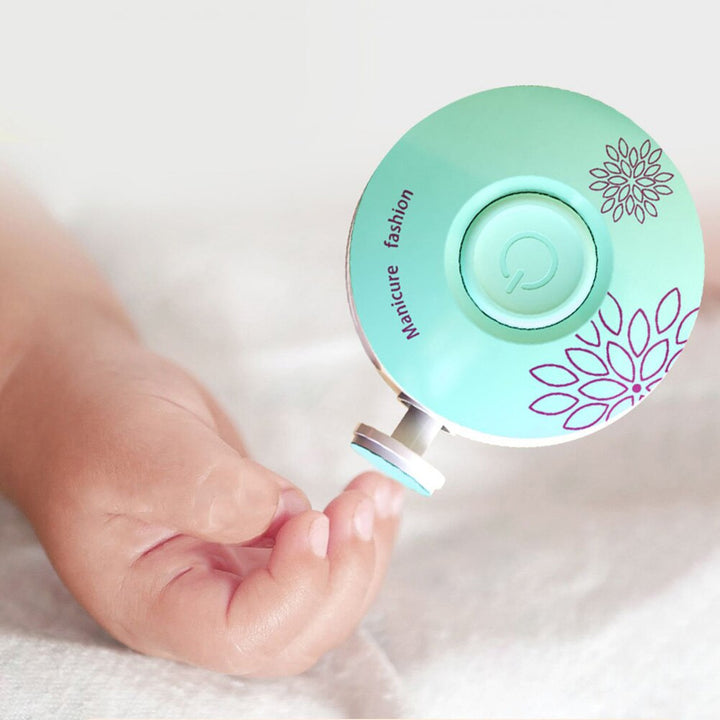 Förälder använder elektrisk nagelfil för att försiktigt trimma en babys naglar, säker babyvård.