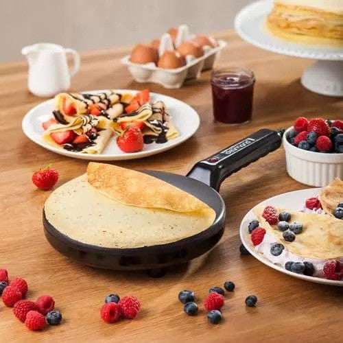 Crêpe Maker i rostfritt stål och svart med termostat för jämn värme, idealisk för hemmabruk.