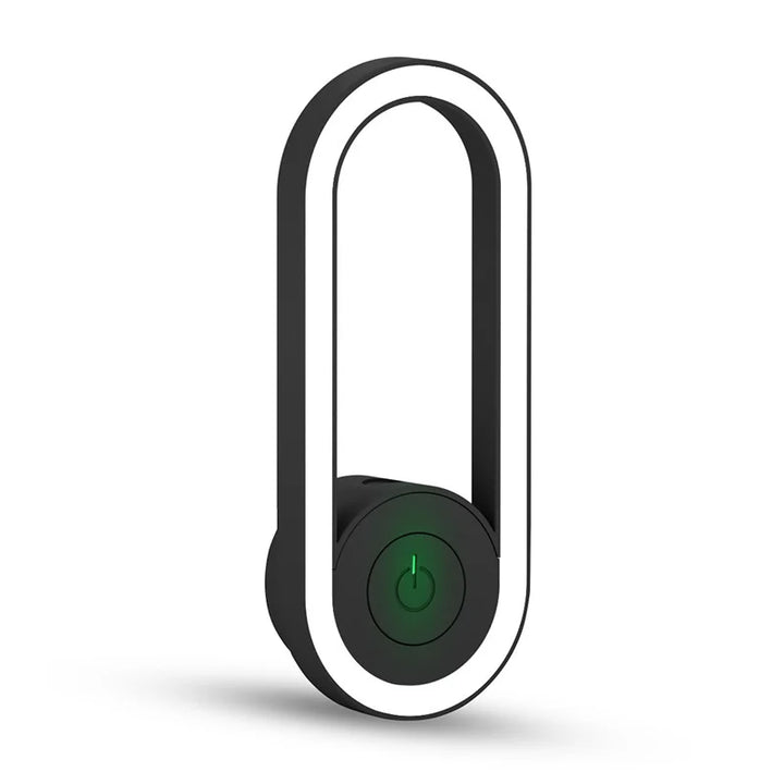 Familj njuter av en myggfri sommarkväll på uteplatsen, tack vare en elektrisk myggavvisare.