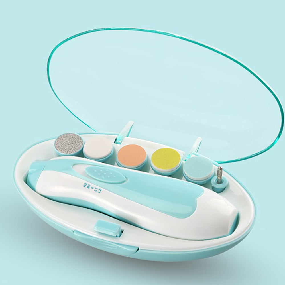 Närbild av en elektrisk nageltrimmer för barn med mjukt LED-ljus, idealisk för tysta nagelklipp.