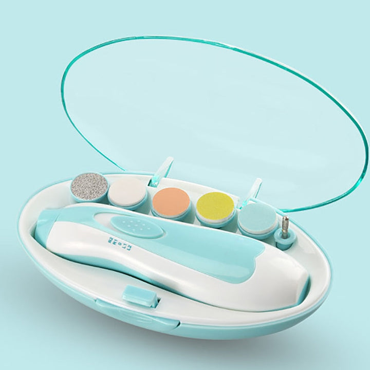Närbild av en elektrisk nageltrimmer för barn med mjukt LED-ljus, idealisk för tysta nagelklipp.