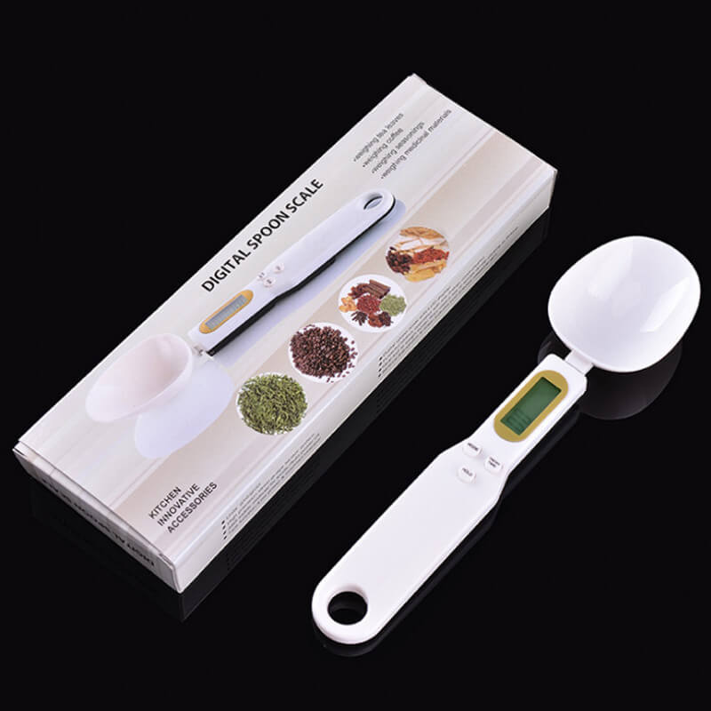 Bild av digital mätsked i rostfritt stål med tydlig LCD-skärm, perfekt för exakt köksmätning av små mängder ingredienser.