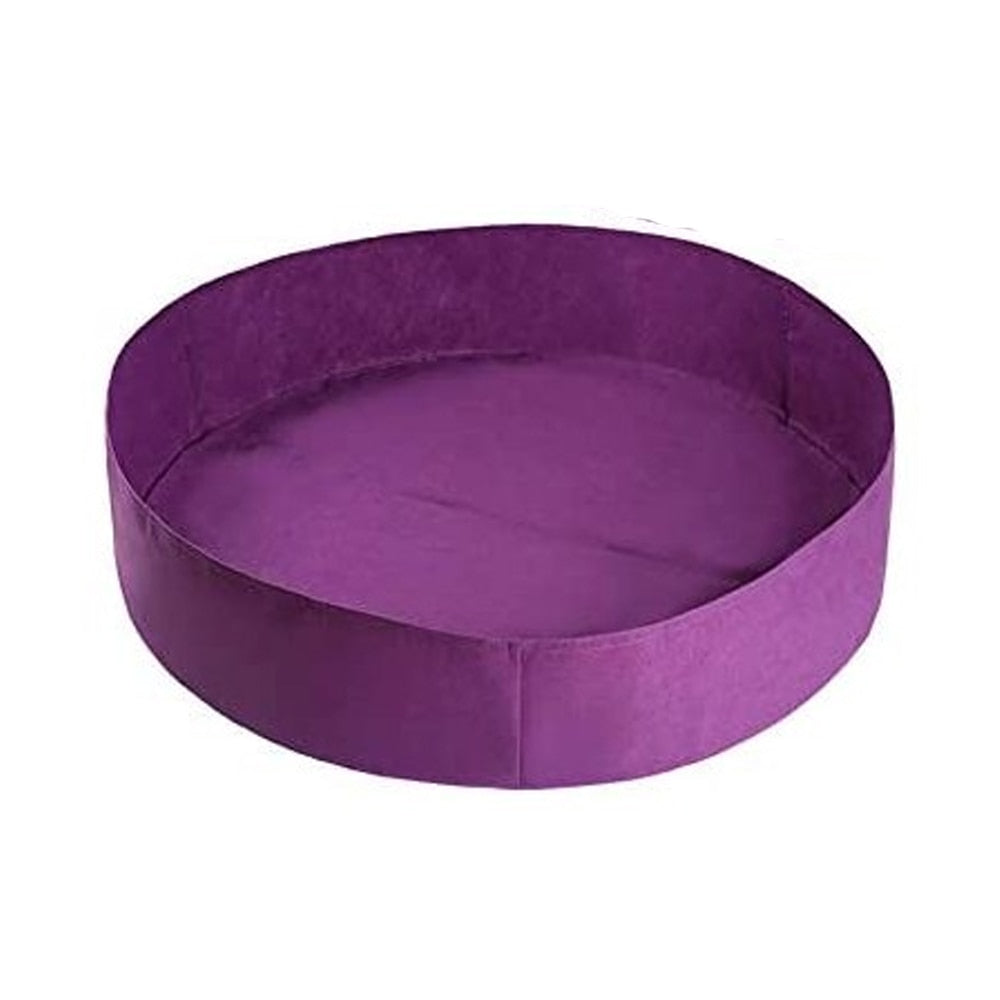 Närbild av en portabel odlingspåse med frodiga örter som basilika och rosmarin, perfekt för köksfönstret.