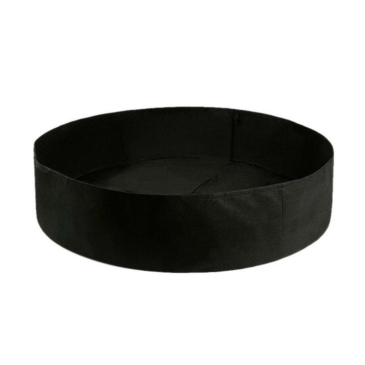 Närbild på en miljövänlig odlingspåse i slitstark filt, utformad för långvarig och återanvändbar plantering.