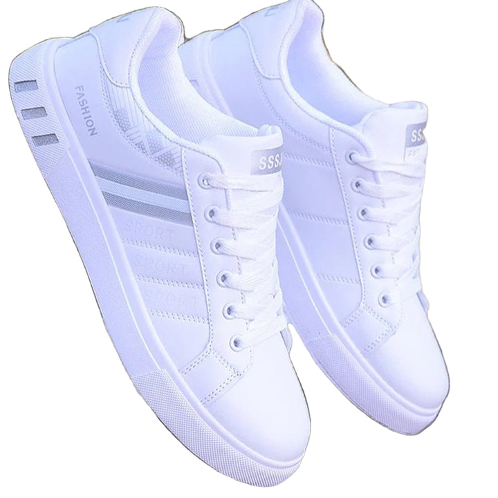 En modern herrsneaker för träning och vardag, med sportig design och bekväm passform.