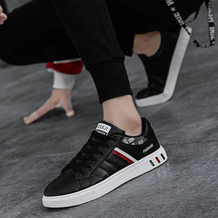 Herrsneakers i rörelse, designade för optimal komfort och stöd under promenader och träning.