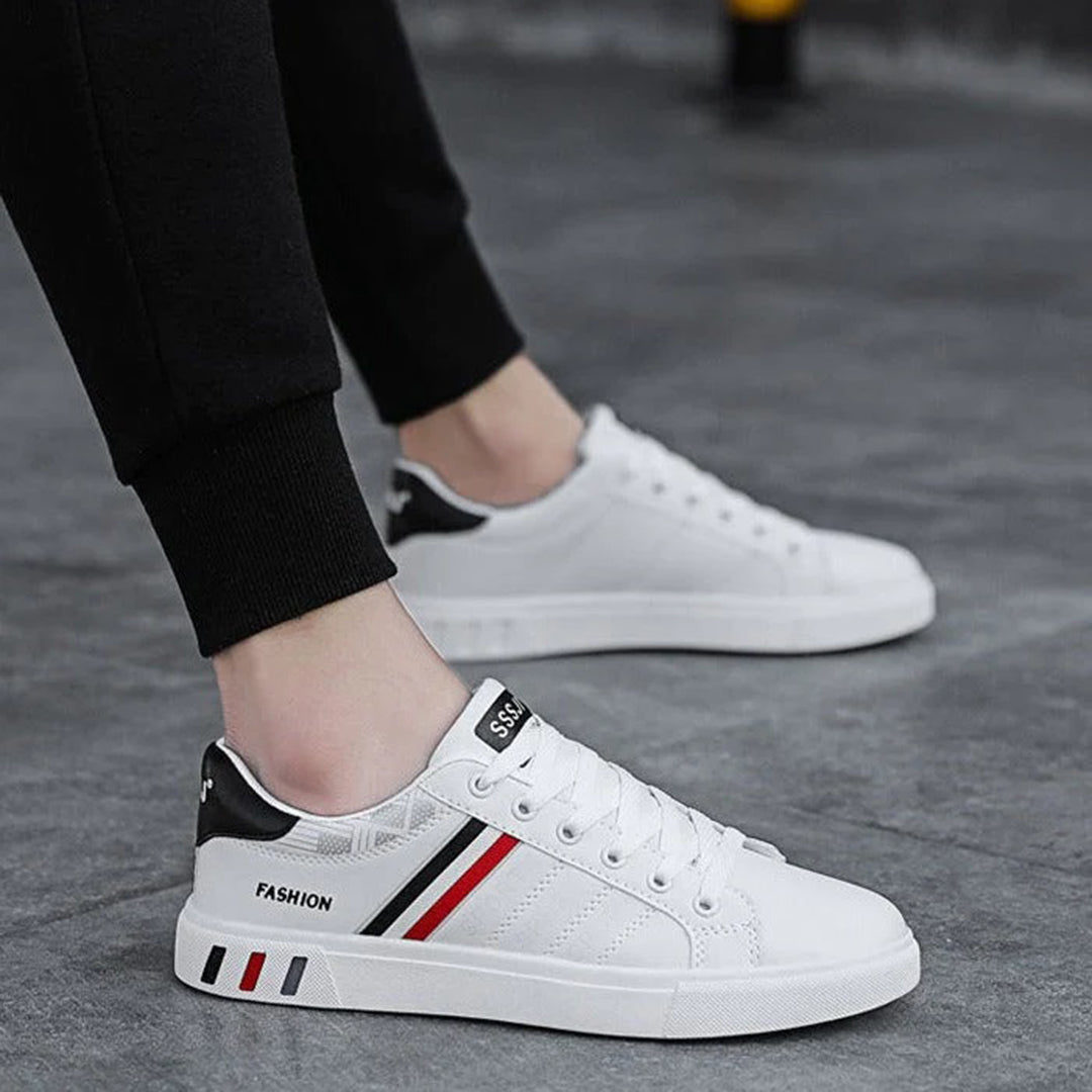 Halkfria dämpade sulor på sportiga herrsneakers, ger bra grepp och stötdämpning för allround användning.