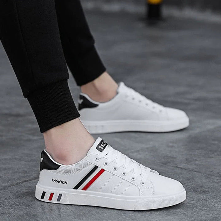 Halkfria dämpade sulor på sportiga herrsneakers, ger bra grepp och stötdämpning för allround användning.